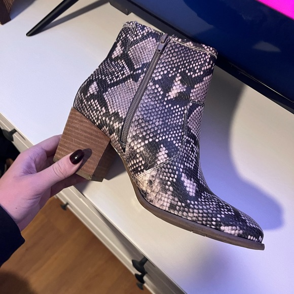 Carlos snakeskin booties, sz 8.5 - Picture 2 of 9